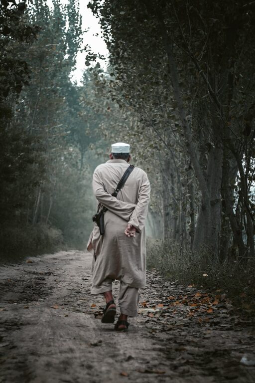 Beginner Guide to Mindful Walking: How to Start and Benefits
